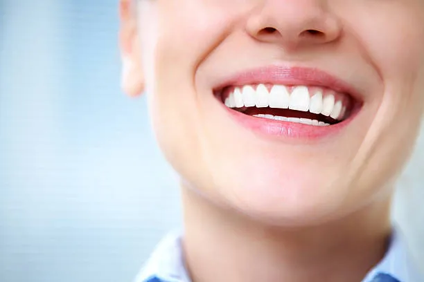 Sonrisa alineada y luminosa después del tratamiento