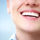 Primer plano de una sonrisa sana tras un tratamiento dental