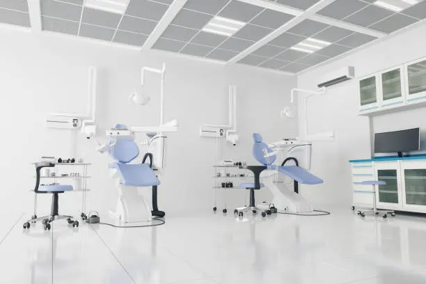Sillón dental en una sala luminosa y limpia