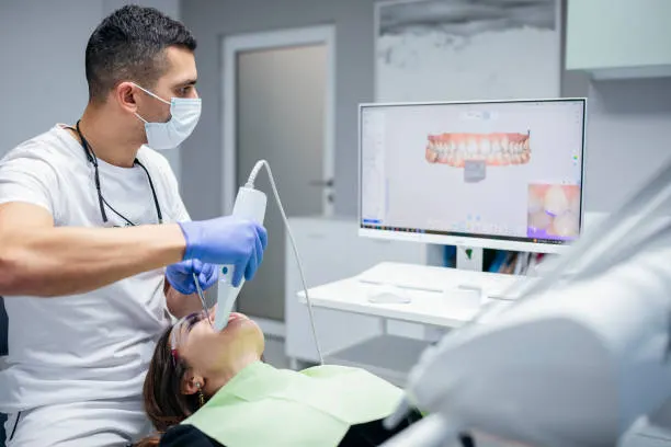 Escáner intraoral digitalizando la dentadura de un paciente
